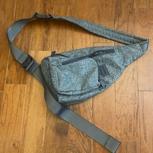 Vera Bradley, grey Fanny pack, not worn and in good condition.